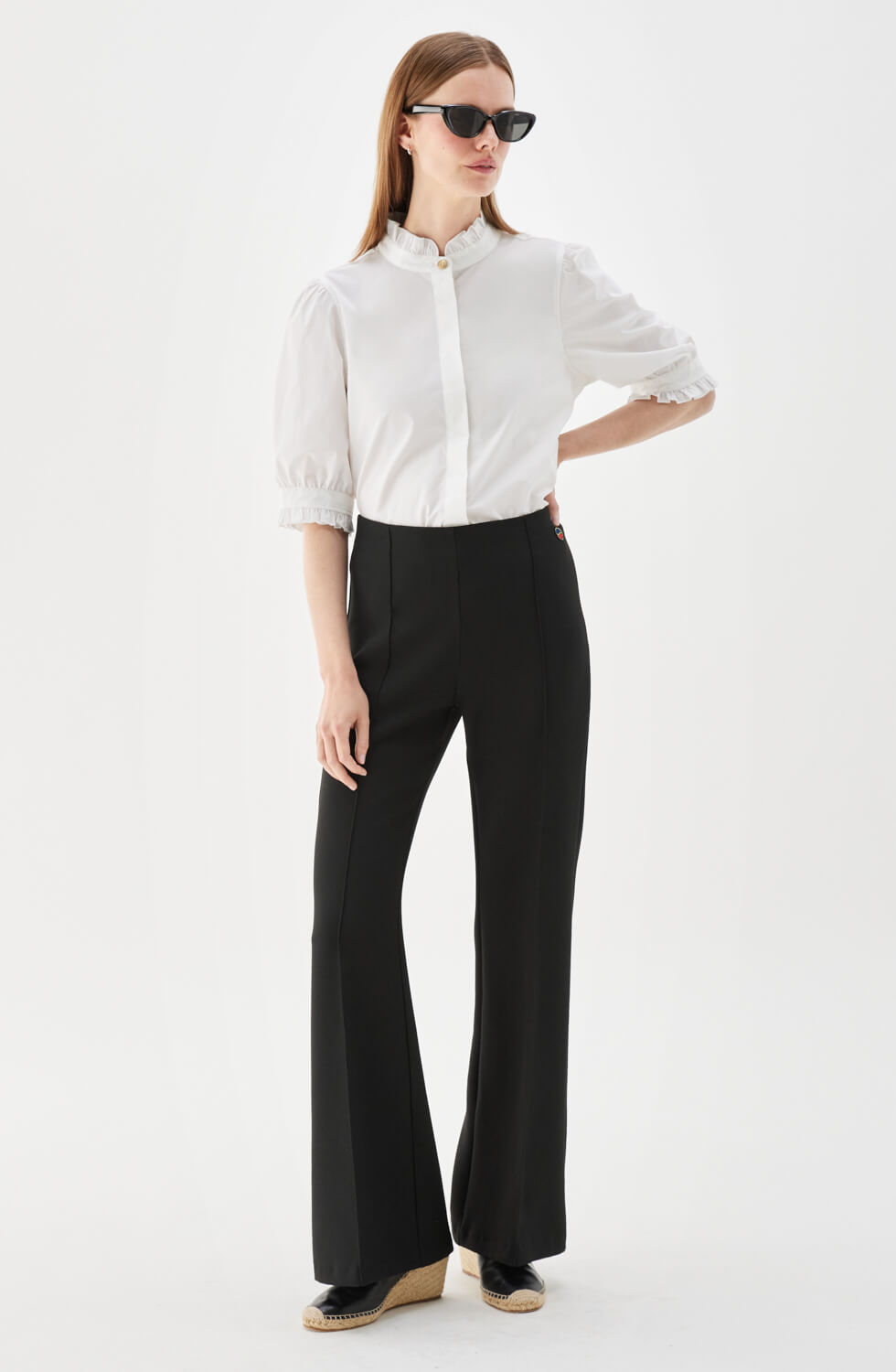 Karin dressade byxor med pressveck svart