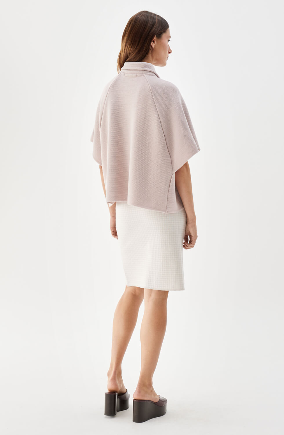 Gertrude stickad cape i ull ljusrosa