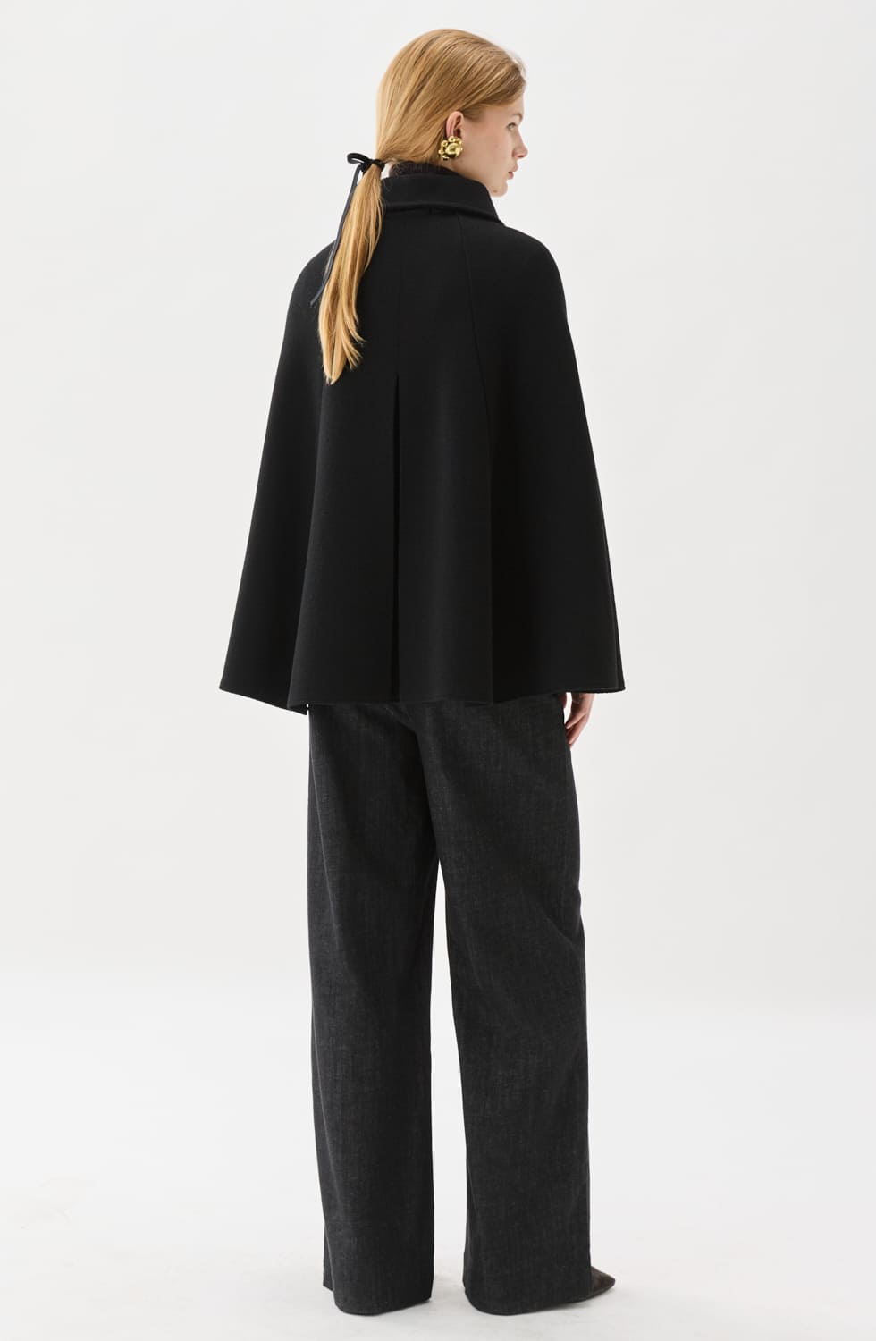 Isa Knitted Wool Cape Black